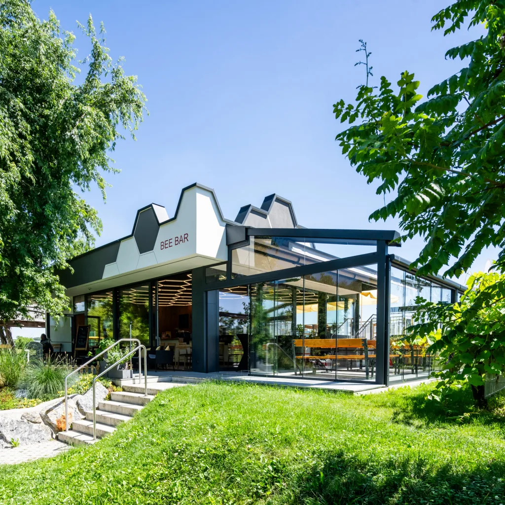 herbst-0242 Die BeeBar bietet Platz für bis zu 20 Gäste und weitere 25 Gäste in unserem einladenden Wintergarten.