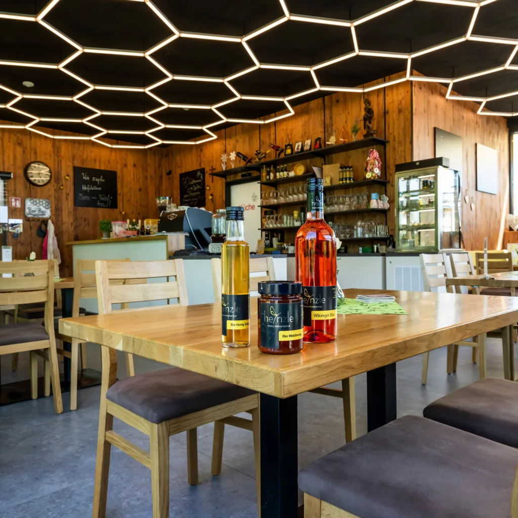 herbst-0246 Für kulinarische Highlights ist in der BeeBar von Roland Heinzle gesorgt. Die moderne Einrichtung sorgt für ein tolles Ambiente für die ganze Familie.