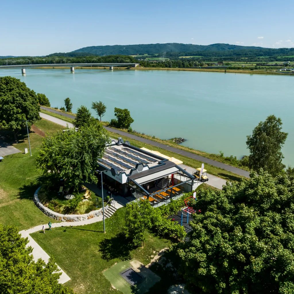 herbst-0534 Die BeeBar von Roland Heinzle liegt direkt an der Donau und sorgt für kulinarische Highlights.